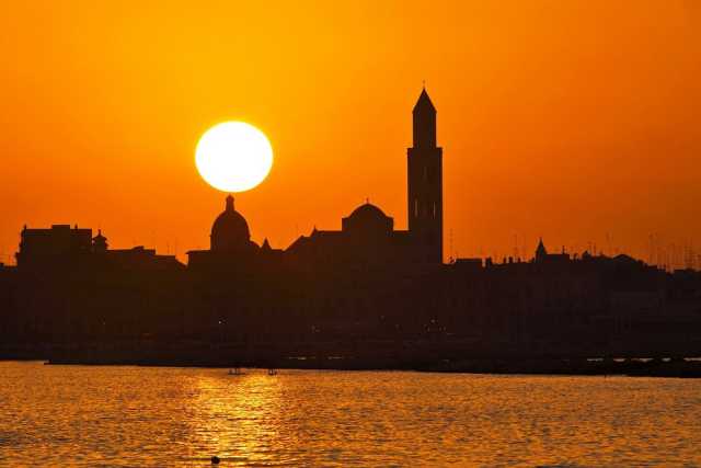 Il tramonto sul mare di Bari: cos� raro, cos� emozionante. Le foto